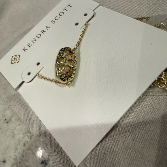 Kendra Scott Elisa Gold Statement Short Pendant Necklace in Dichroic Glass - Picture 5 of 5